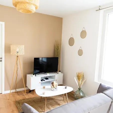Spacieux Appartement Avec Parking Prive A Saumur Exterior photo