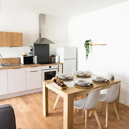 Spacieux Appartement Avec Parking Prive A Saumur Exterior photo